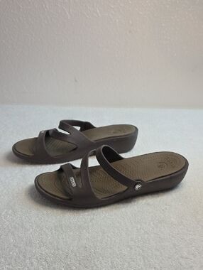 Crocs Low Wedge Patricia 2 Brown Strappy Waterproof Slides Ladies 6 Guc Cute